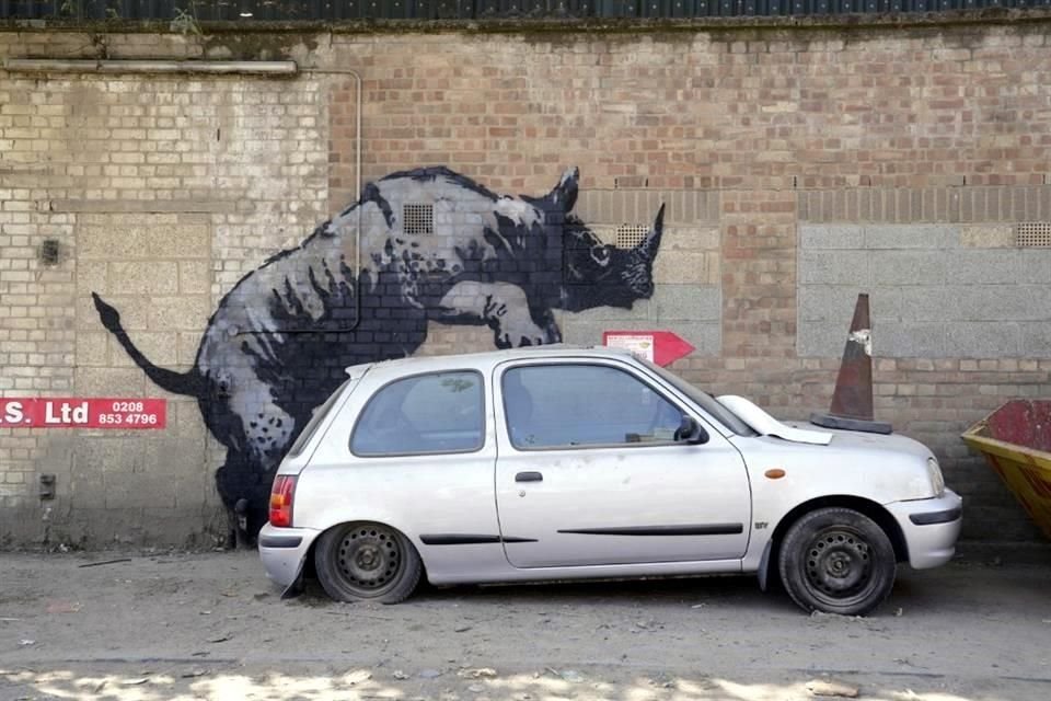 Este lunes, Banksy sorprendió con una nueva obra de arte: un rinoceronte que parece trepar a un automóvil.