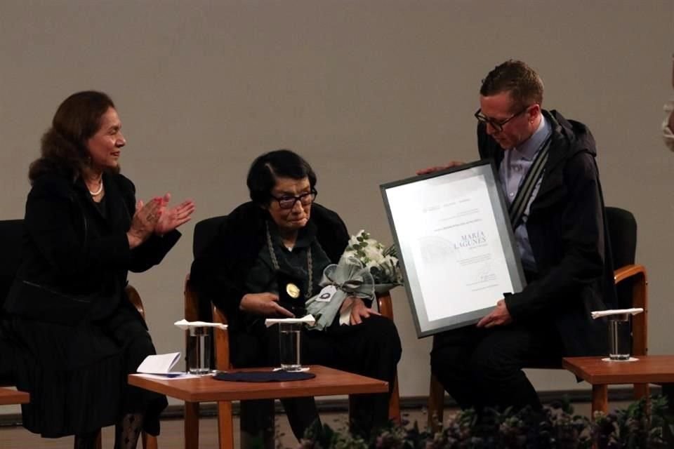 La escultora María Lagunes recibió la tarde de este lunes la Medalla de Oro Bellas Artes en la Sala Manuel M. Ponce.