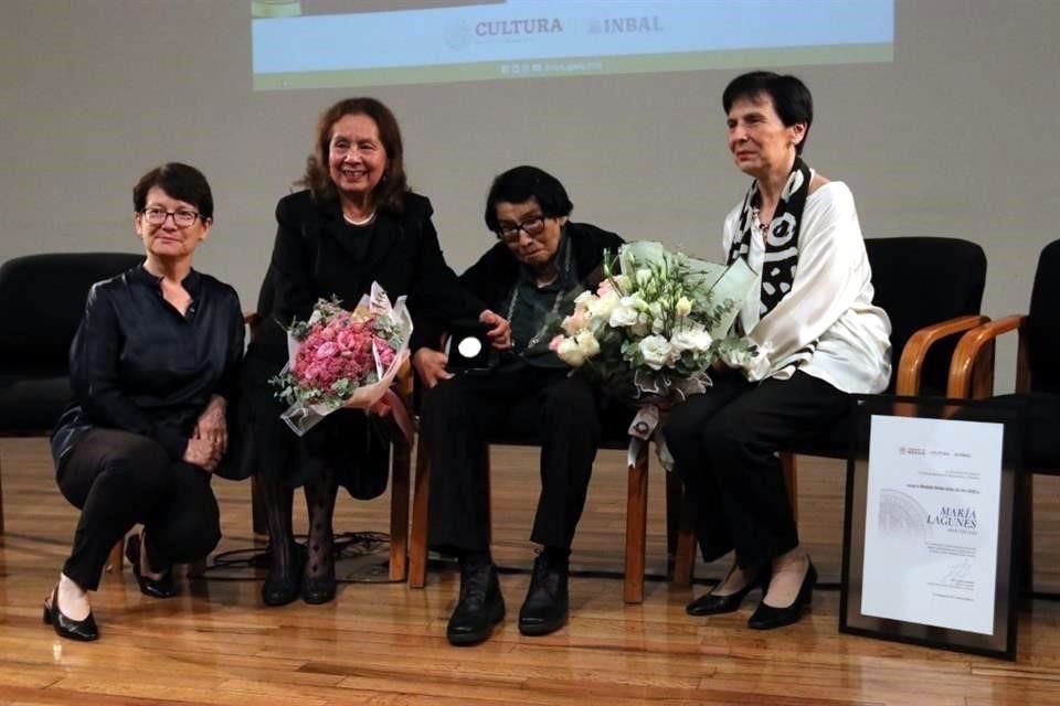 Durante la ceremonia presidida por Lucina Jiménez, directora del INBAL, acompañaron a la artista sus hijas Silvia (izq.) y María Segarra (der.).