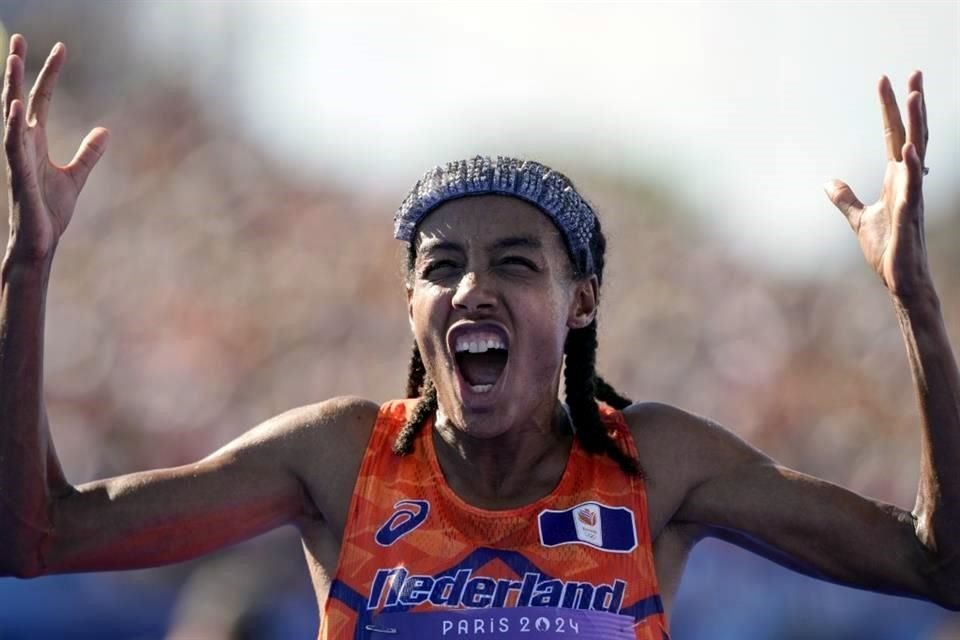 La neerlandesa Sifan Hassan ganó la maratón femenil utilizando una banda inventada por un mexicano.