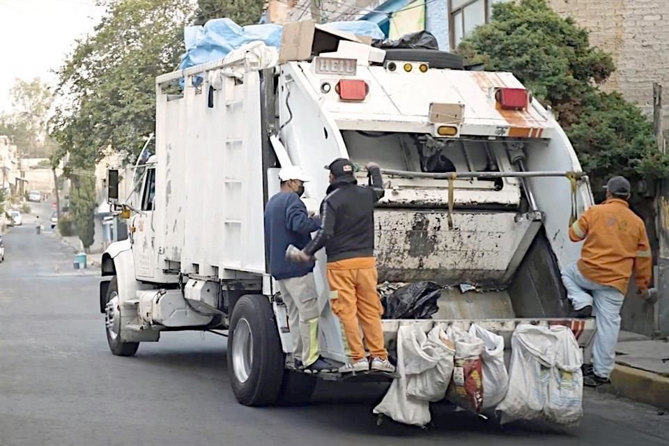 Iván (gorra blanca) en una faena en Iztapalapa. Empezó como barrendero, después fue voluntario