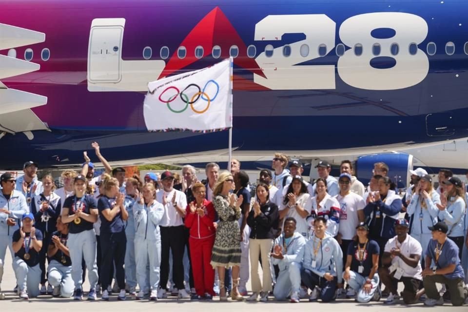 La bandera olímpica aterrizó en Los Ángeles, donde tendrán cuatro años para superar varios retos y organizar los Juegos en 2028.