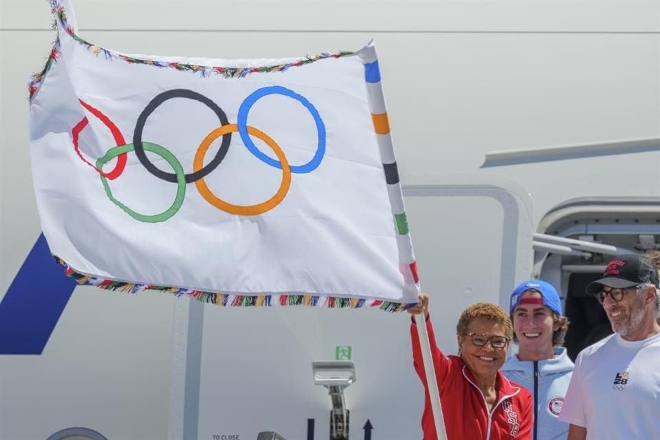 La bandera olímpica aterrizó en Los Ángeles, donde tendrán cuatro años para superar varios retos y organizar los Juegos en 2028.