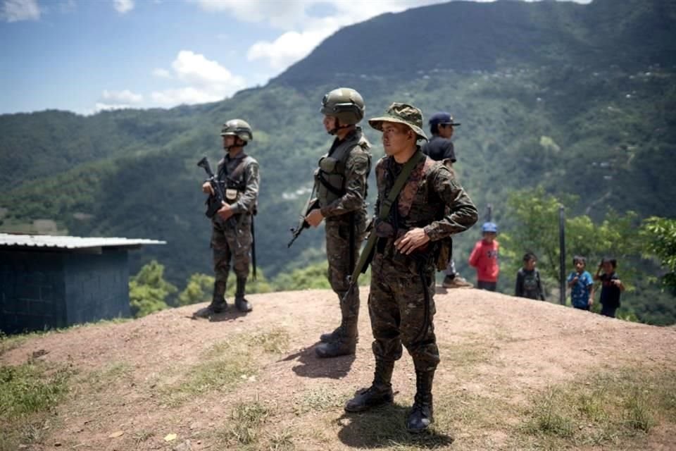 El Presidente de Guatemala, Bernardo Arévalo, dijo que reforzó la vigilancia fronteriza tras entrada de mexicanos que huyen de la violencia.