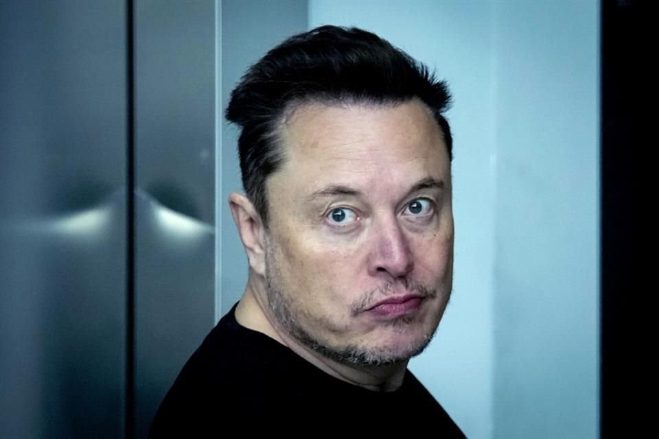 Elon Musk, director de X, también enfrenta la acusación.