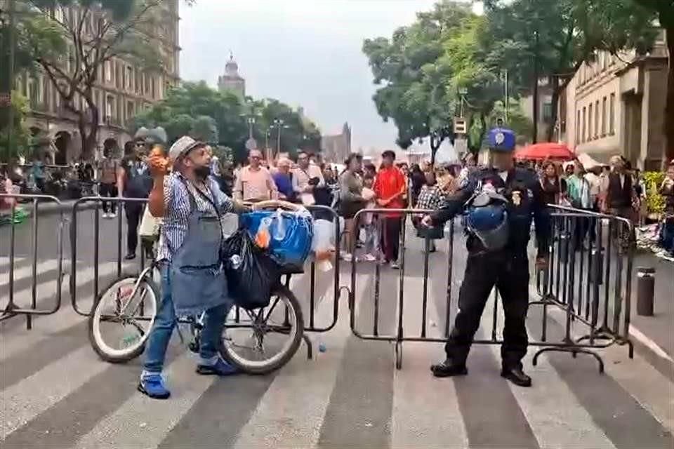 Tras un desencuentro con personal de la CDMX, un vendedor de tacos de canasta agredió a un policía con su mercancía.