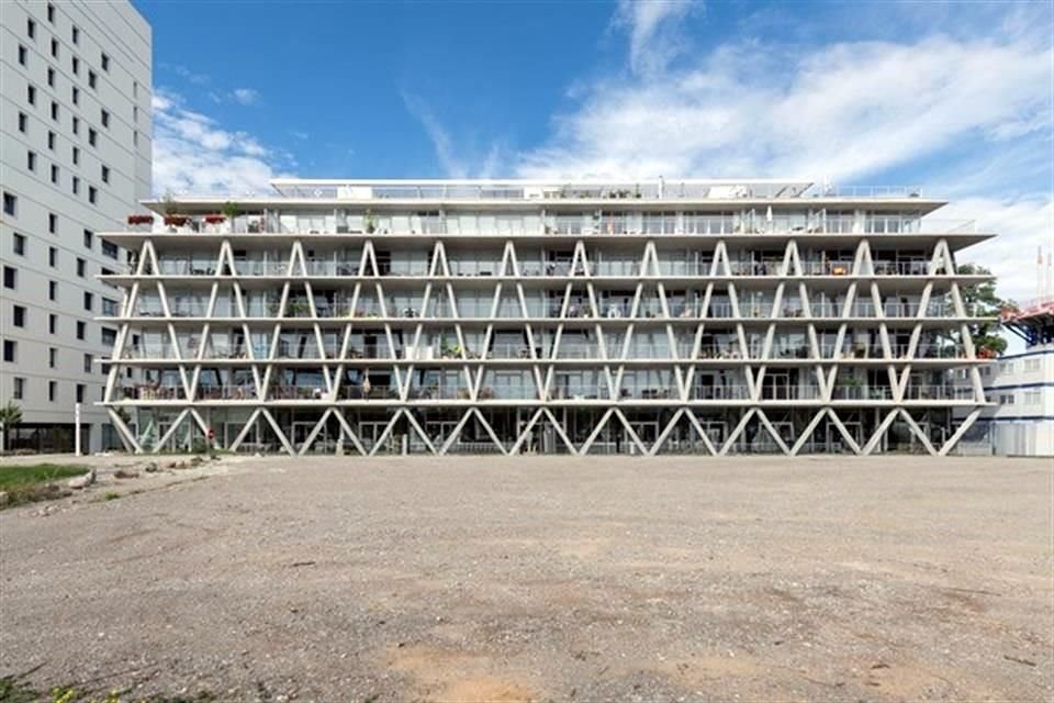 La cuadrícula estructural del edificio se asemeja a las plataformas flotantes del río Rin.