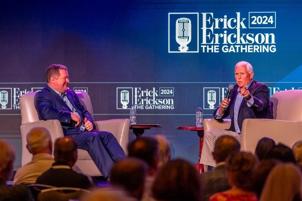 Mike Pence habla con Erick Erickson en una Conferencia en Georgia.