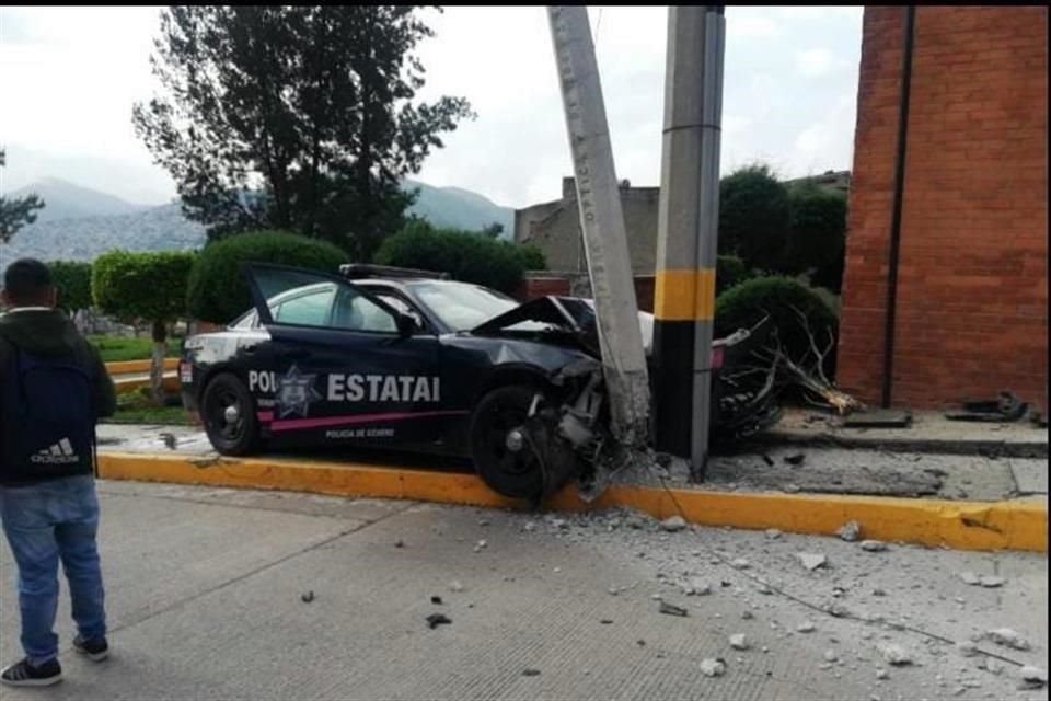 La patrulla quedó destrozada tras impactar un poste.