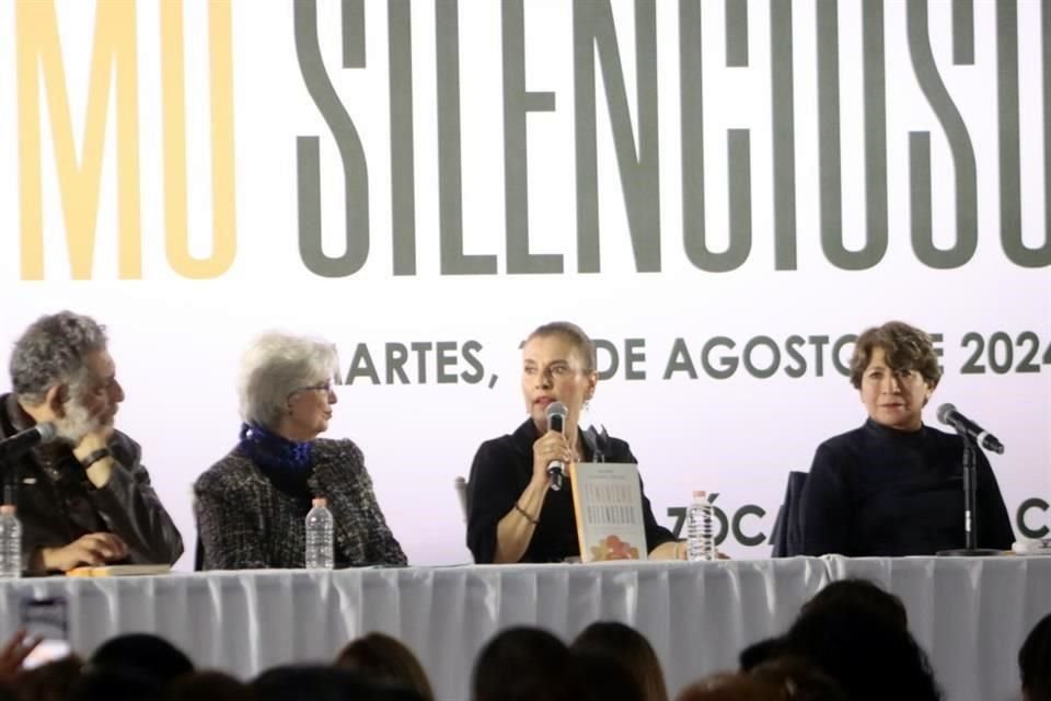 La escritora Beatriz Gutiérrez Múller, esposa del Presidente AMLO, presentó un libro sobre feminismo en una carpa instalada en el Zócalo capitalino.