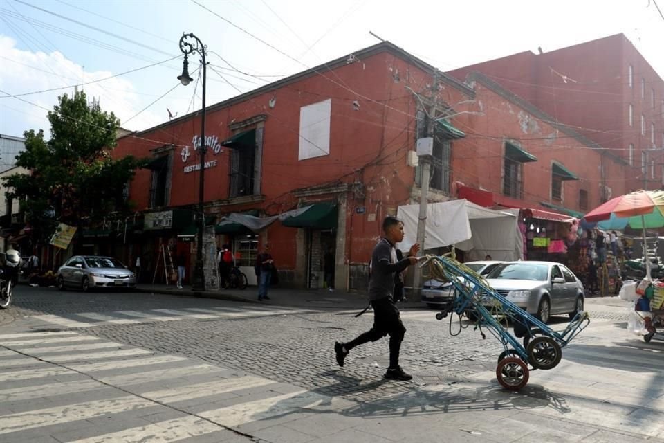 Locatarios del centro histórico señalan afectaciones por el comercio ambulante que obstaculiza las vías de acceso al lugar.