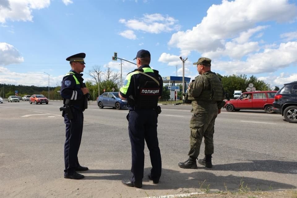 Policías y un soldado montando guardia en una calle, en Bélgorod, Rusia, el 12 de agosto.