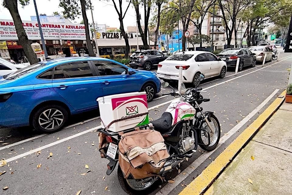 Usuarios critican la invasión de motos en el ciclocarril.