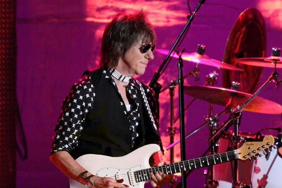 Jeff Beck dejó toda su fortuna de unos 35 millones de dólares a su segunda esposa, quien deberá seguir instrucciones para su legado.