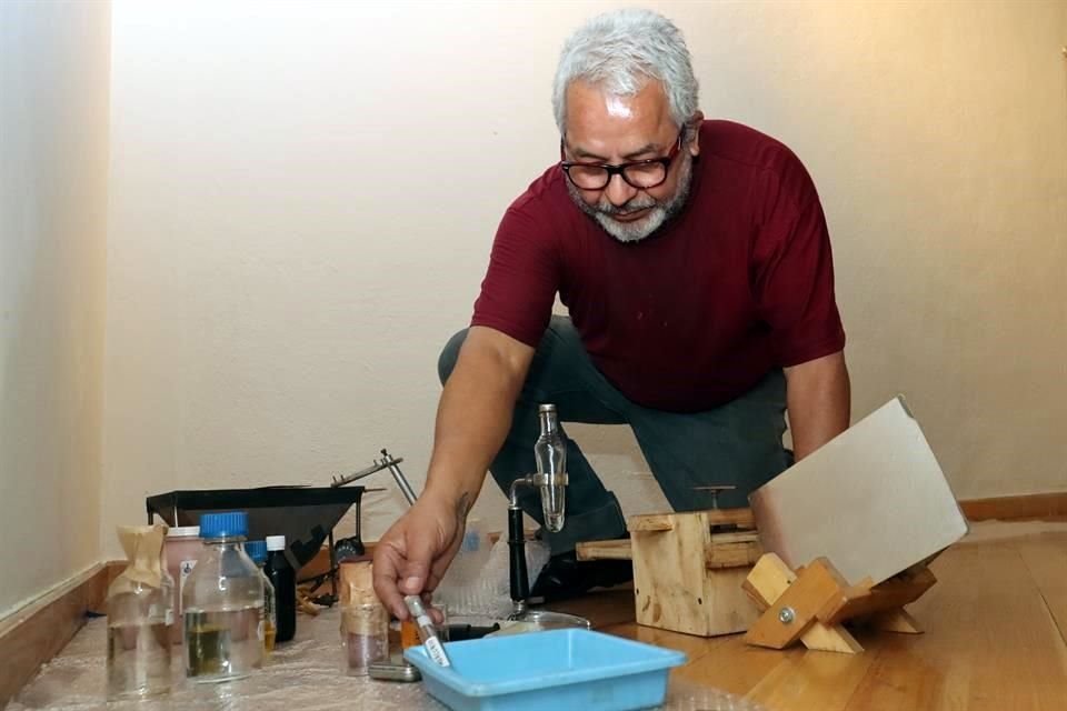 El fotógrafo veracruzano muestra el complejo proceso de creación de un daguerrotipo, que cayó en desuso por los riesgos que conlleva y lo costoso de los materiales.