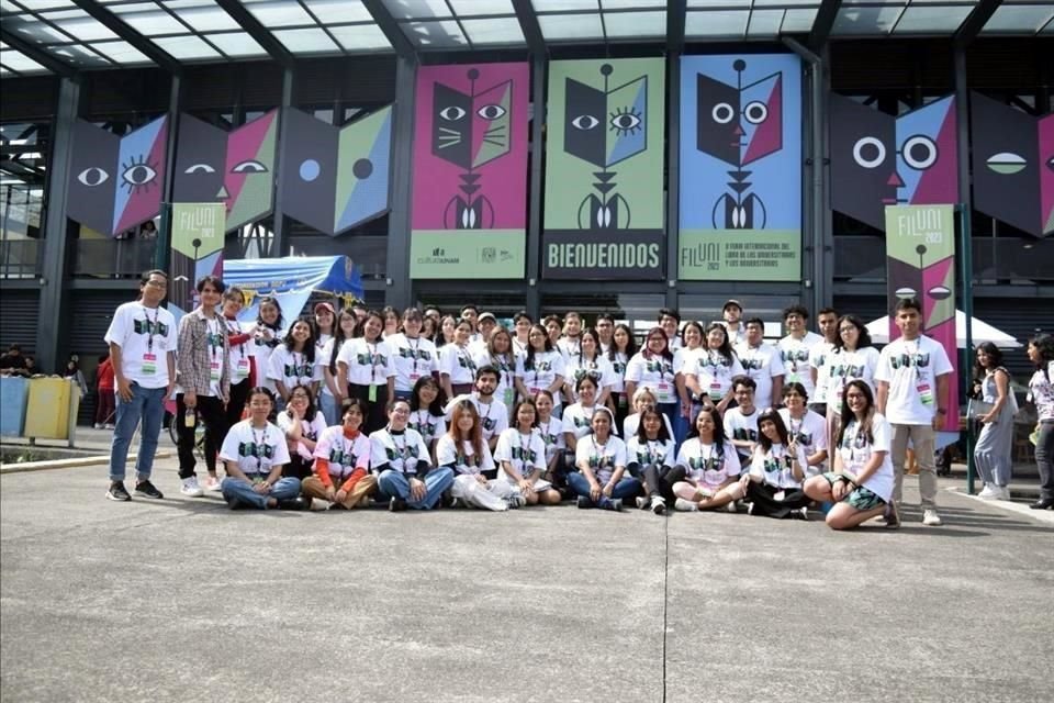 El año pasado la feria recibió a 42 mil personas en el Centro de Exposiciones y Congresos de la UNAM en Ciudad Universitaria; en la imagen el equipo que participó en la organización.  