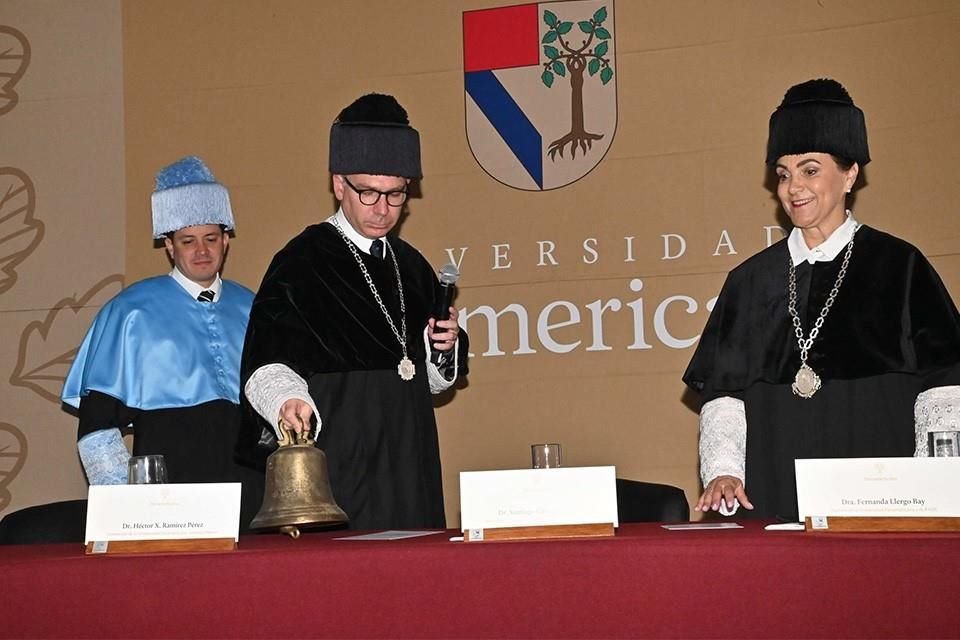 El Dr. Héctor Ramírez, Dr. Santiago García y la Dra. Fernanda Llergo al final de la ceremonia, durante el toque de campana para hacer oficial el inicio del curso 2024-2025.