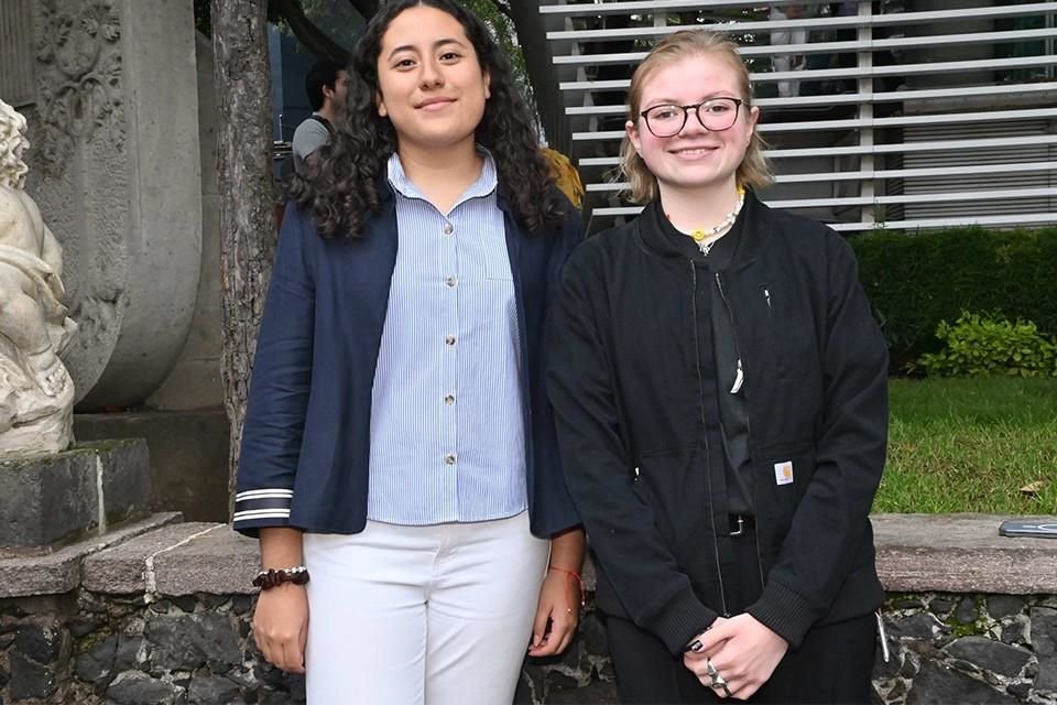 Nuevas alumnas listas para el nuevo curso.