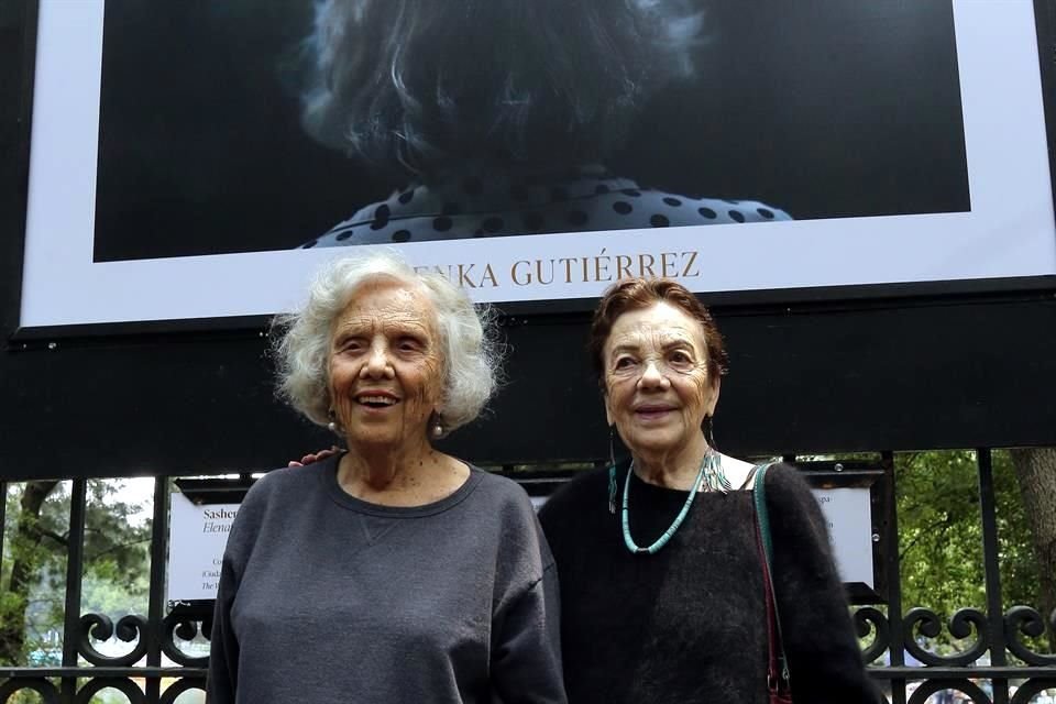 La escritora Elena Poniatowska y la fotógrafa Graciela Iturbide durante la inauguración de la exposición en las rejas de Chapultepec.