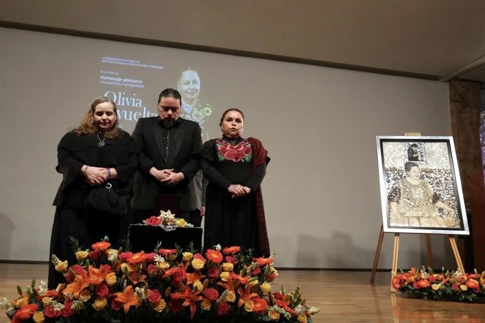 Los hijos de la pianista, Vina Sophia, Julio y Kayani Revueltas, acudieron a la ceremonia en Bellas Artes.