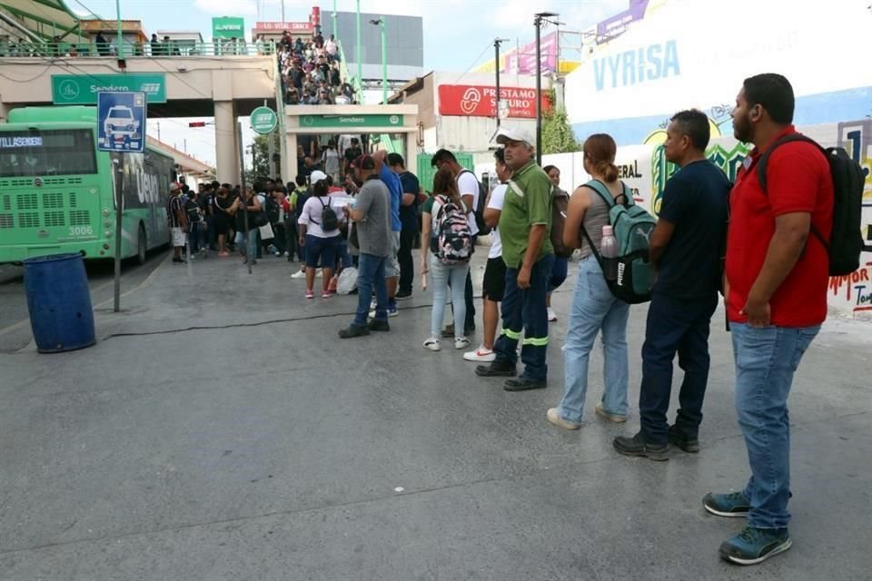 La espera para abordar transporte público también se ha disparado.