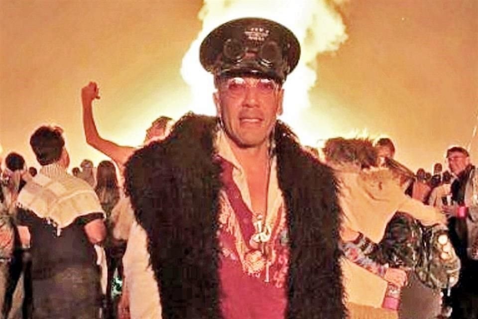 En septiembre de este ao, cuando Genaro Garca Luna haba sido detenido, Gustavo Crdenas, el proveedor de equipos de espionaje celebraba en el Festival anual Burning Man (hombre en llamas) en el desierto.