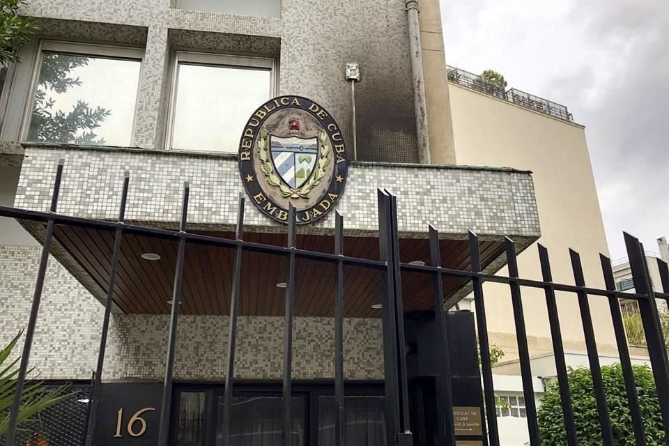 Vista del daño que dejaron las bombas molotov en la Embajada de Cuba en París.