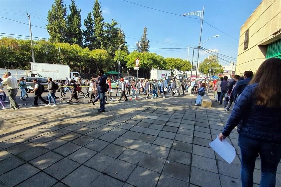 Pese a que dice que los tiempos de espera no son muy largos, los jóvenes se amontonaron y no respetaron las medidas de sana distancia.