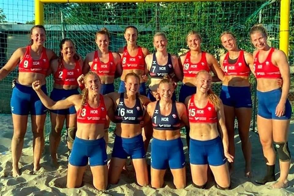 Las jugadoras noruegas se negaron a usar bikini y salieron a la cancha con pantaloncillos cortos.