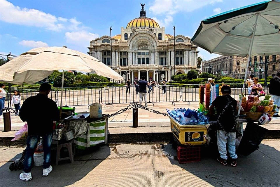 Once líderes que controlan al menos 131 puntos de venta ambulante se disputan negocio millonario en zona de Alameda Central, según informe.