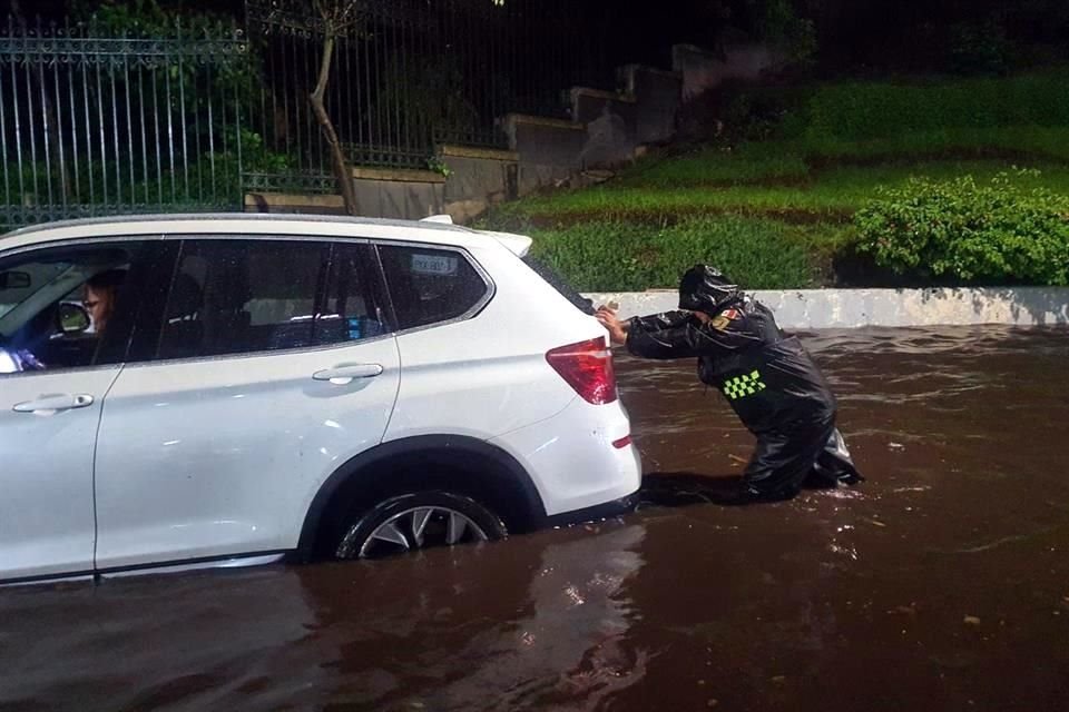 La acumulación de agua en Periférico hizo que autos quedaran varados.