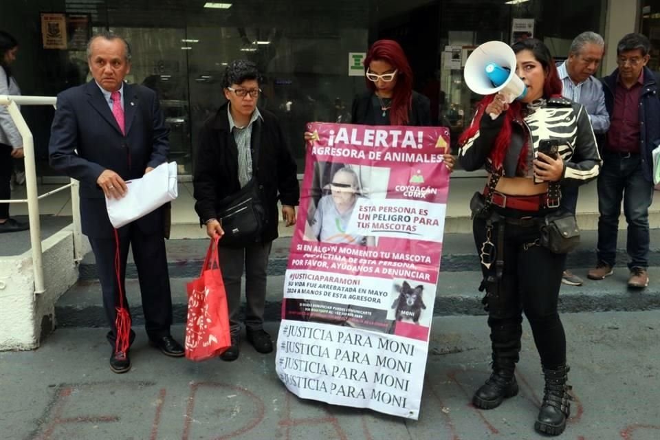 El 12 de julio, Esmeralda Yarce reclamó justicia para Moni frente a la sede de la Fiscalía capitalina.