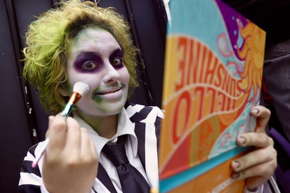 Los fans de Beetlejuice se formaron por más de 6 horas para ver al elenco.