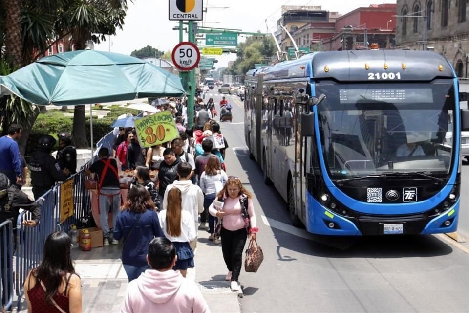 En riesgo. Ante el cercado de la Alameda, ambulantes han invadido las aceras. Ello provoca que peatones bajen al arroyo vehicular para seguir su camino.