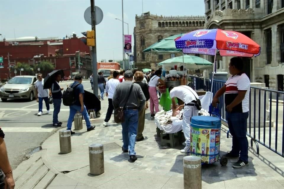 De un extremo al otro. Pocos espacios se salvan del comercio, que se extiende de Plaza Solidaridad a Eje Central.