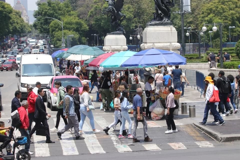 Once líderes que controlan al menos 131 puntos de venta ambulante se disputan negocio millonario en zona de Alameda Central, según informe.