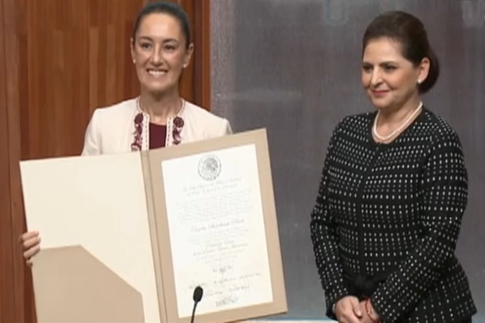 Claudia Sheinbaum recibió en el Tribunal Electoral del Poder Judicial de la Federación la constancia de Presidenta electa de México.