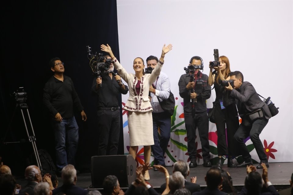 Claudia Sheinbaum encabeza encuentro con líderes de Morena, legisladores electos y miembros de Gabinete en el Teatro Metropólitan.