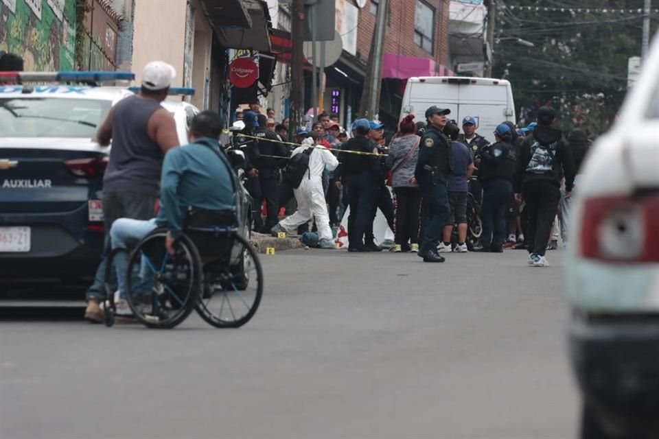 Policías auxiliares resguardaron el lugar hasta que concluyeron los peritajes y el cadáver fue retirado.