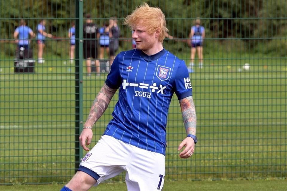 El cantante le entra al futbol.