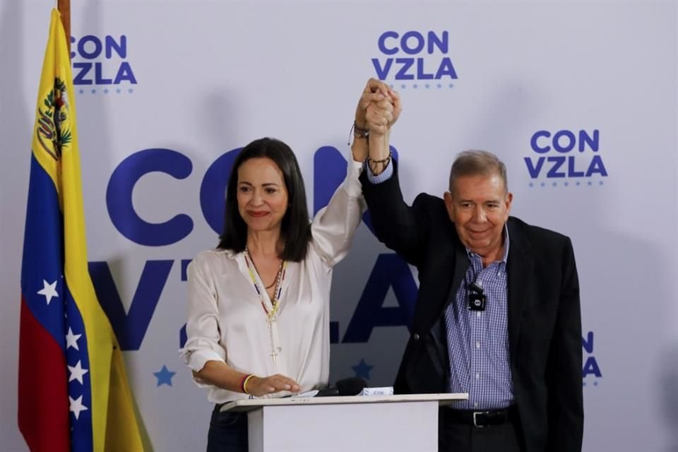 El candidato presidencial Edmundo González, a la derecha, y la líder opositora María Corina Machado en una conferencia de prensa en Caracas, Venezuela, el 29 de julio de 2024.