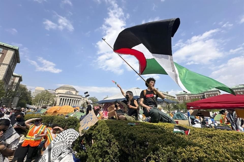 Un manifestante propalestino en una protesta en la Universidad de Columbia, el 29 de abril del 2024.