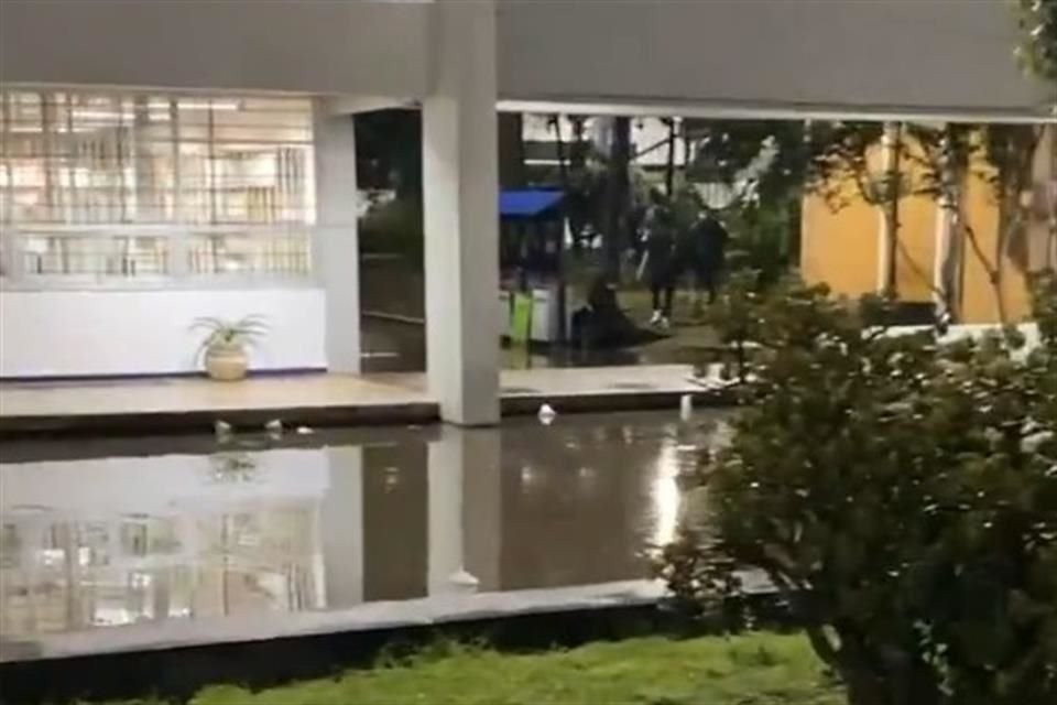 'Debido a que durante la tarde del día de hoy (ayer) se registró  lluvia atípica que afectó la zona metropolitana, nuestra Facultad tuvo inundaciones considerables que deben ser atendidas', dijeron.