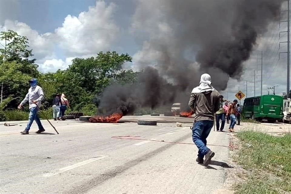 Pobladores bloquearon la carretera federal 307 tras el desalojo de un asentamiento irregular en Tulum. 