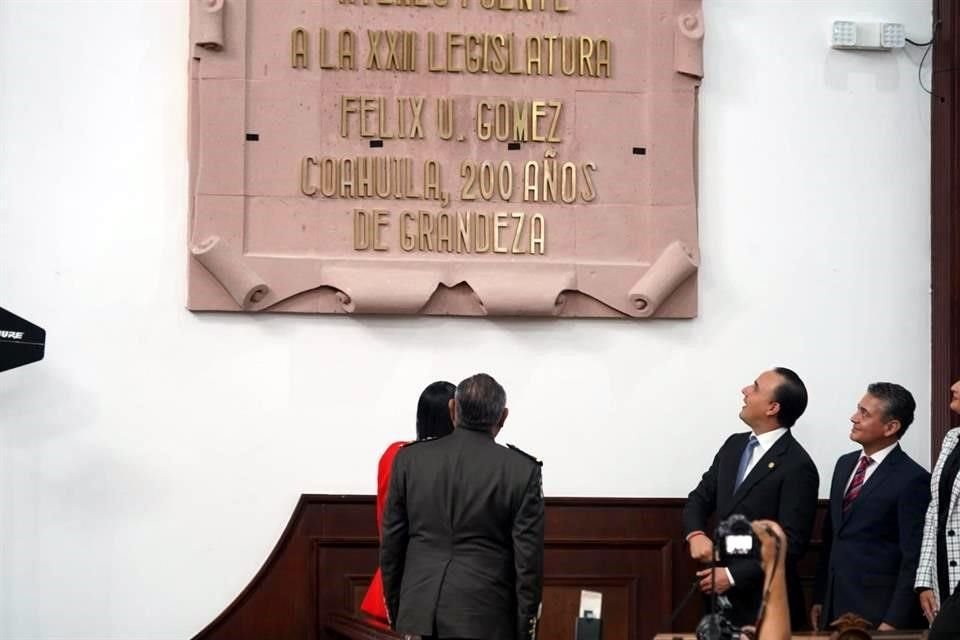 En sesión solemne del Congreso de Coahuila, el Gobernador Manolo Jiménez Salinas develó las letras doradas con la leyenda 'Coahuila, 200 años de Grandeza'.