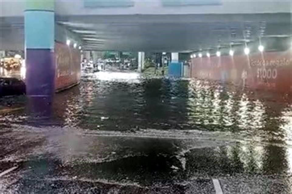 En el bajopuente de San Antonio y Periférico, en la Colonia San Pedro de los Pinos, ocurrió una inundación por las fuertes tormentas.