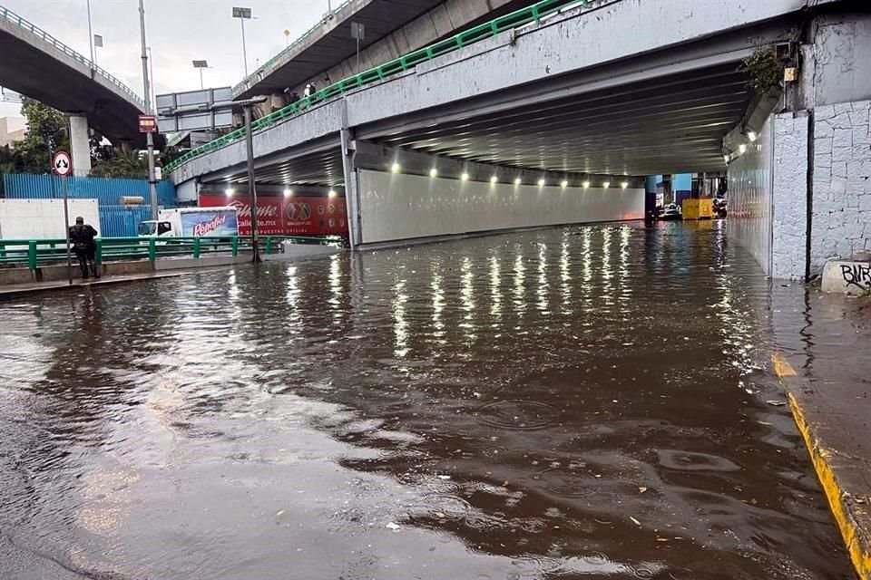 Debido a la inundación en San Antonio, vehículos no pueden circular en la zona.