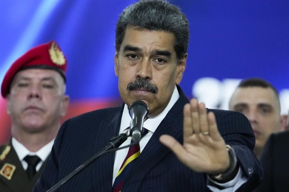 El Presidente de Venezuela, Nicolás Maduro, habla con la prensa ante la Corte Suprema el 9 de agosto de 2024.