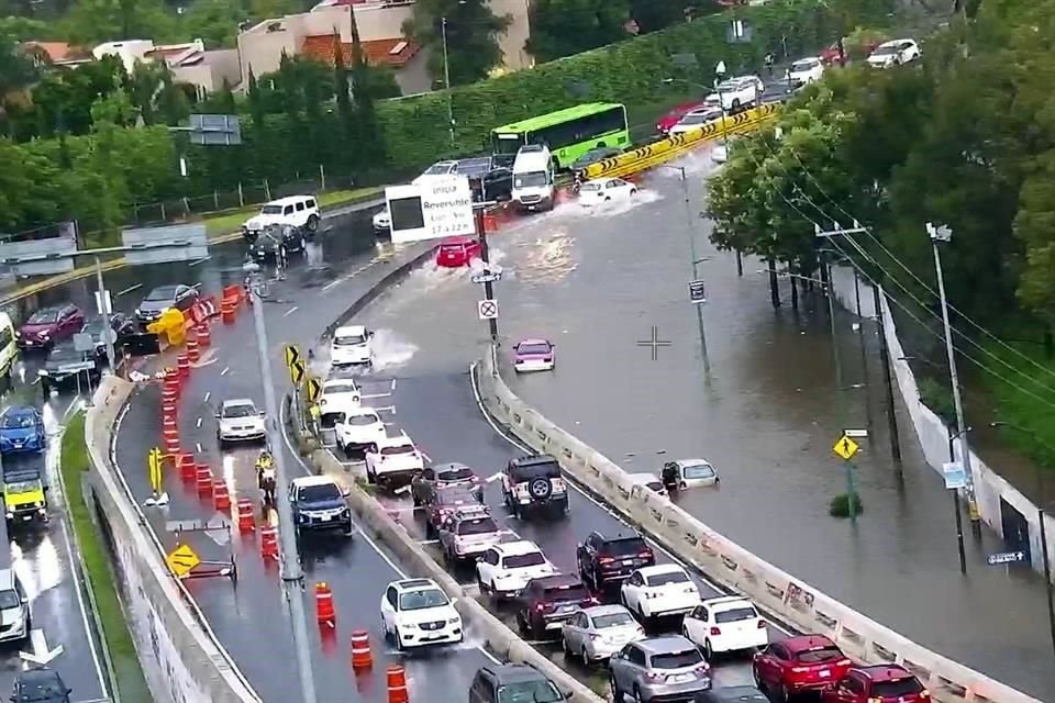 Tras las fuertes lluvias, un encharcamiento en la zona de Santa Fe provocó que la circulación quedara detenida.