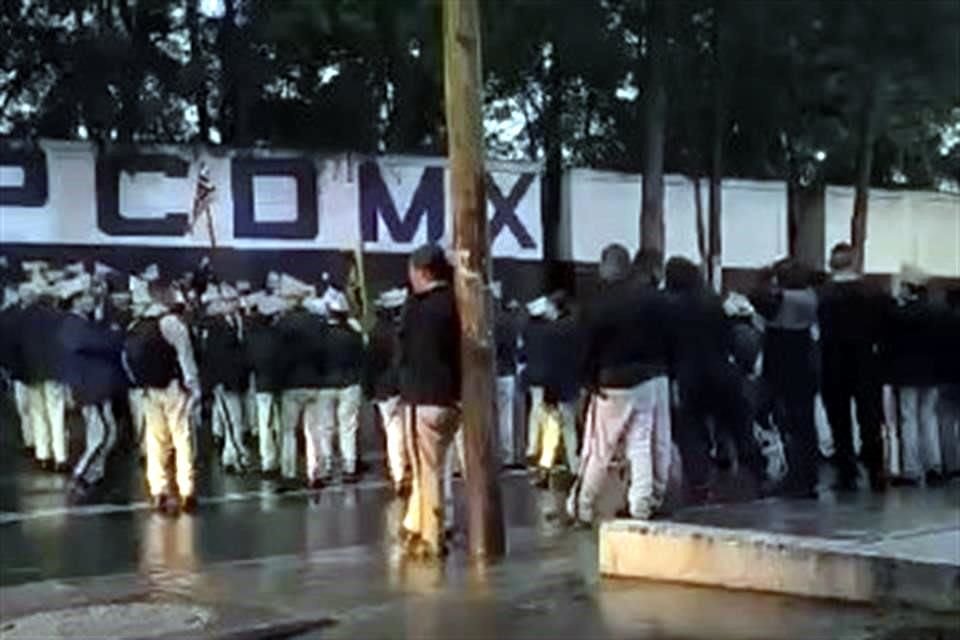 Cadetes protestaron afuera de la Universidad de la Policia, en la Alcaldía Álvaro Obregón.